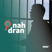Ein Mann steht vor Gitterstäben in einem Gefängnis