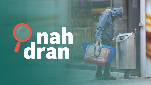 Ein Mann steht vor einem Abfalleimer. Er sucht nach Pfandflaschen. In seiner Hand hält er Taschen. Im Vordergrund steht das Logo von "nah dran". 