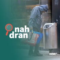 Ein Mann steht vor einem Abfalleimer. Er sucht nach Pfandflaschen. In seiner Hand hält er Taschen. Im Vordergrund steht das Logo von "nah dran". 