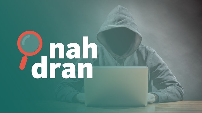 Ein gesichtsloser Hacker mit Kapuze tippt etwas in einen Computer. Im Vordergunrd ist das Logo des Podcasts nah dran zu sehen. 
