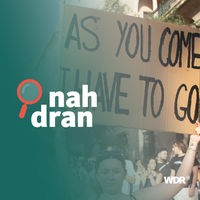 Eine Frau hält ein Schild hoch "As you come, I have to go". Links das Logo von nah dran.