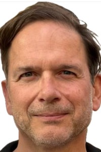 NDR-Reporter Peter Hornung schaut in die Kamera.