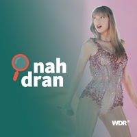 Das Bild zeigt die US-Sängerin Taylor Swift bei ihrem Auftritt in Gelsenkirchen. Daneben ist das Logo des Podcasts "nah dran". 