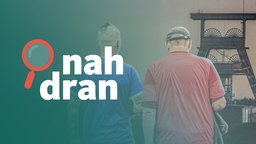 ZWei Männer laufen vor dem Schalke-Stadion. Links das Logo von nah dran.