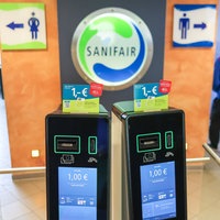 Eingangsbereich von Toiletten des Betreibers Sanifair auf einem Rasthof