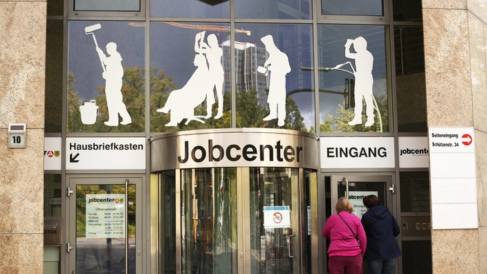 Das Beitragsbild des Dok5 "Sanktioniert" zeigt den Eingang des Jobcenter der Agentur für Arbeit im Stadtteil Steglitz.