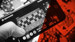 Das Beitragsbild des ARD Radiofeature "Suchtgeschäft. Doku über illegale Online-Casinos" zeigt eine geöffnete Online Casino App auf einem Smartphone.