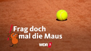 Tennisball auf einem Sandplatz