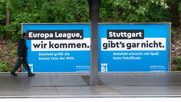 DFB-Pokalfinale: Plakate mit der Aufschrift "Europa League, wir kommen" und "Stuttgart gibt's gar nicht" stehen am Bahnhof Olympiastadion neben den Gleisen der Berliner S-Bahn.