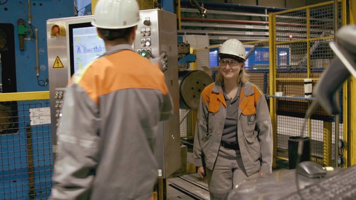 Das Beitragsbild des Dok5 "Grüne Transformation bei Thyssen –  Stahlarbeiterin" zeigt die Maschinenbautechnikerin Ann Catherine Meyer bei der Arbeit. 