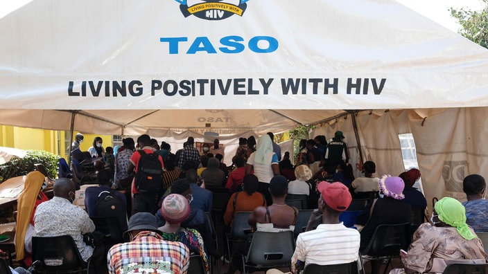 Das Beitragsbild des Dok5 Feature "Ugandas Kampf gegen AIDS nach dem Aus von USAID" zeigt Patienten in Uganda die eine HIV- und AIDS-Behandlung erhalten