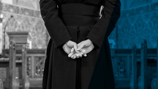 Das Beitragsbild des ARD Radiofeature "Versetzt statt verurteilt" zeigt einen Priester mit auf dem Rücken verschränkten Armen alleine in einer Kirche.