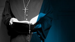 Das Beitragsbild des ARD Radiofeature "Versetzt statt verurteilt" zeigt einen Priester mit einer Kreuzkette und einer Bibel.