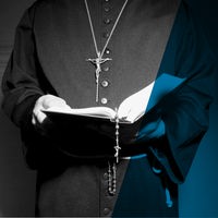 Das Beitragsbild des ARD Radiofeature "Versetzt statt verurteilt" zeigt einen Priester mit einer Kreuzkette und einer Bibel.