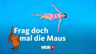 Frau liegt in einem Pool entspannt auf dem Rücken