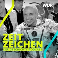 Der erste Weltraumtourist, Dennis Tito (M), freut sich nach seiner Rückkehr aus dem All am 06.05.2001