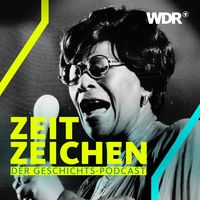 Ella Fitzgerald singend mit Mikrofon in der Hand