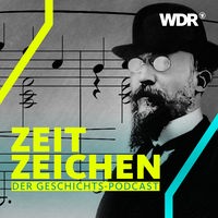 Der französische Komponist und Pianist Erik Satie vor einem Notenblatt