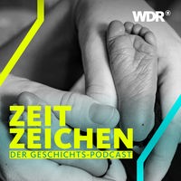 Kleine Kinderfüße in Frauenhänden