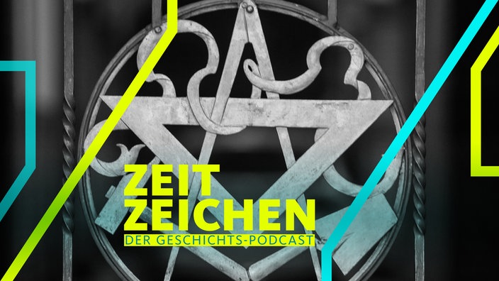 Symbole der Freimaurer (Zirkel, Winkel, Hammer und Kelle) im Tor zur Loge "Zur Einigkeit" in Frankfurt am Main (Aufnahme von 2017)