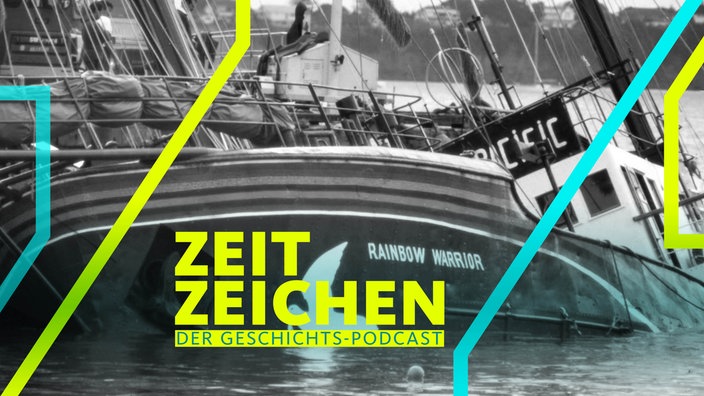  Das Greenpeace.Schiff "Rainbow Warrior" liegt am 11.07.1985 versenkt an einem Pier der Marsden Wharf im Hafen von Auckland, Neuseeland.