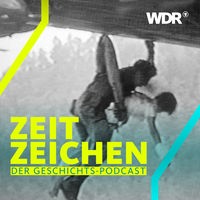 Eine Überlebende des JAL-Flugs 123 wird von einem Retter gehalten, während die beiden in einen Helikopter gehieft werden (13.08.1985)