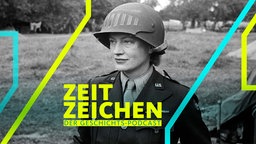 Lee Miller trägt Helm und Uniform als US-Kriegsberichterstatterin im Jahr 1944 in der Normandie in Frankreich