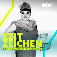 Die Sängerin und Schauspielerin Trude Herr in einem langen Kleid, Abendtasche am kleinen Finger haltend