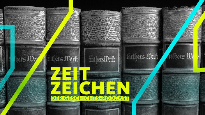 Buchbände einer Ausgabe von Luthers Werken stehen in einem Regal