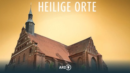 Die evangelische Bluwunderkirche St. Nikolai im brandenburgischen Bad Wilsnack aus rotem Backstein, vor gelbem Hintergrund; darüber der Titel der Reihe: "Heilige Orte".