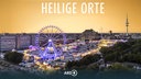 Blick auf das Hamburger Heiligengeistfeld in abendlicher Beleuchtung mit Teilen der Hamburger Skyline im Hintergrund, vor gelbem Hintergrund; darüber der Titel der Reihe: "Heilige Orte".