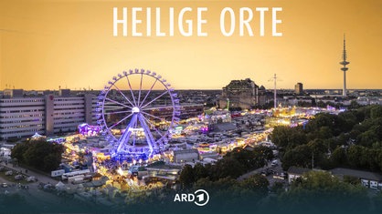 Blick auf das Hamburger Heiligengeistfeld in abendlicher Beleuchtung mit Teilen der Hamburger Skyline im Hintergrund, vor gelbem Hintergrund; darüber der Titel der Reihe: "Heilige Orte".