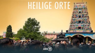 Hindus feiern am Hauptfesttag beim Tempelfest vor dem Hindutempel Sri Kamadchi Ampal in in Hamm-Uentrop, Ruhrgebiet (Aufnahme von 2023), vor gelbem Hintergrund; darüber der Titel der Reihe: "Heilige Orte".