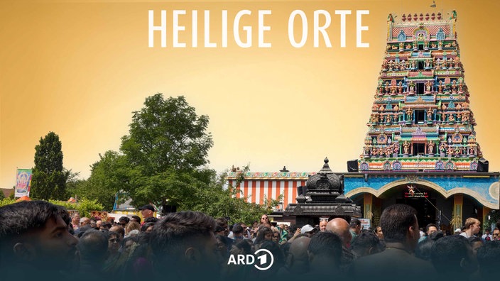 Hindus feiern am Hauptfesttag beim Tempelfest vor dem Hindutempel Sri Kamadchi Ampal in in Hamm-Uentrop, Ruhrgebiet (Aufnahme von 2023), vor gelbem Hintergrund; darüber der Titel der Reihe: "Heilige Orte".