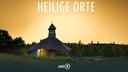 Die Quernst-Kapelle auf einer Lichtung im Nationalpark Kellerwald umgeben von Buchenwäldern im Abendlicht, vor gelbem Hintergrund; darüber der Titel der Reihe: "Heilige Orte".