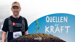 Läufer Michael Krauser im Sportoutfit mit Startnummer, darüber das Logo der Sendereihe: Der Schriftzug Quellen der Kraft in Form von Wolken vor blauem Himmel, davor ein Hügel aus dem eine Pflanze spriesst.