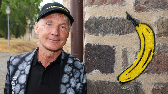 Künstler Thomas Baumgärtel, unter dem Pseudonym "Bananensprayer" bekannt, steht vor seinem Bananen-Graffiti am Kunstmuseum Magdeburg