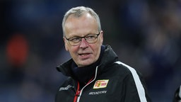 Der Journalist Christoph Biermann in einer Trainingsjacke