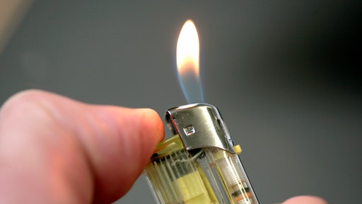 Brennendes Feuerzeug
