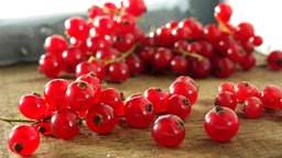 Johannesbeeren auf einem Kolzbrett.