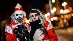 Besucher des alternativen Karnevalsumzugs "Geisterzug" in Köln.