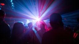 Tanzende Menschen in einem Nachtclub.