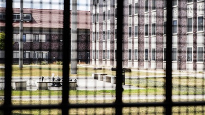 Symbolbild vergittertes Gefängnis: In der JVA Düsseldorf singen Gefangene gemeinsam im Chor