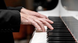 Spieler an einem Piano