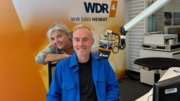 Johann König und WDR 4-Moderatorin Heike Knispel im Studio
