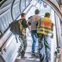 Sachsen, Leipzig: Polizeibeamte begleiten einen Afghanen auf dem Flughafen Leipzig-Halle in ein Charterflugzeug.