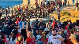 Mitarbeitende von NGOs und in Ceuta angekommene Migranten