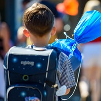 Ein Schulkind mit einer Schultüte und einem Schulranzen