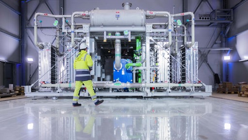 Blick auf einen Elektrolyseur für die Herstellung von grünem Wasserstoff. 