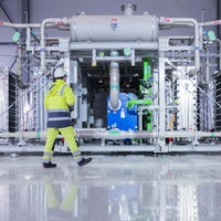 Blick auf einen Elektrolyseur für die Herstellung von grünem Wasserstoff. 